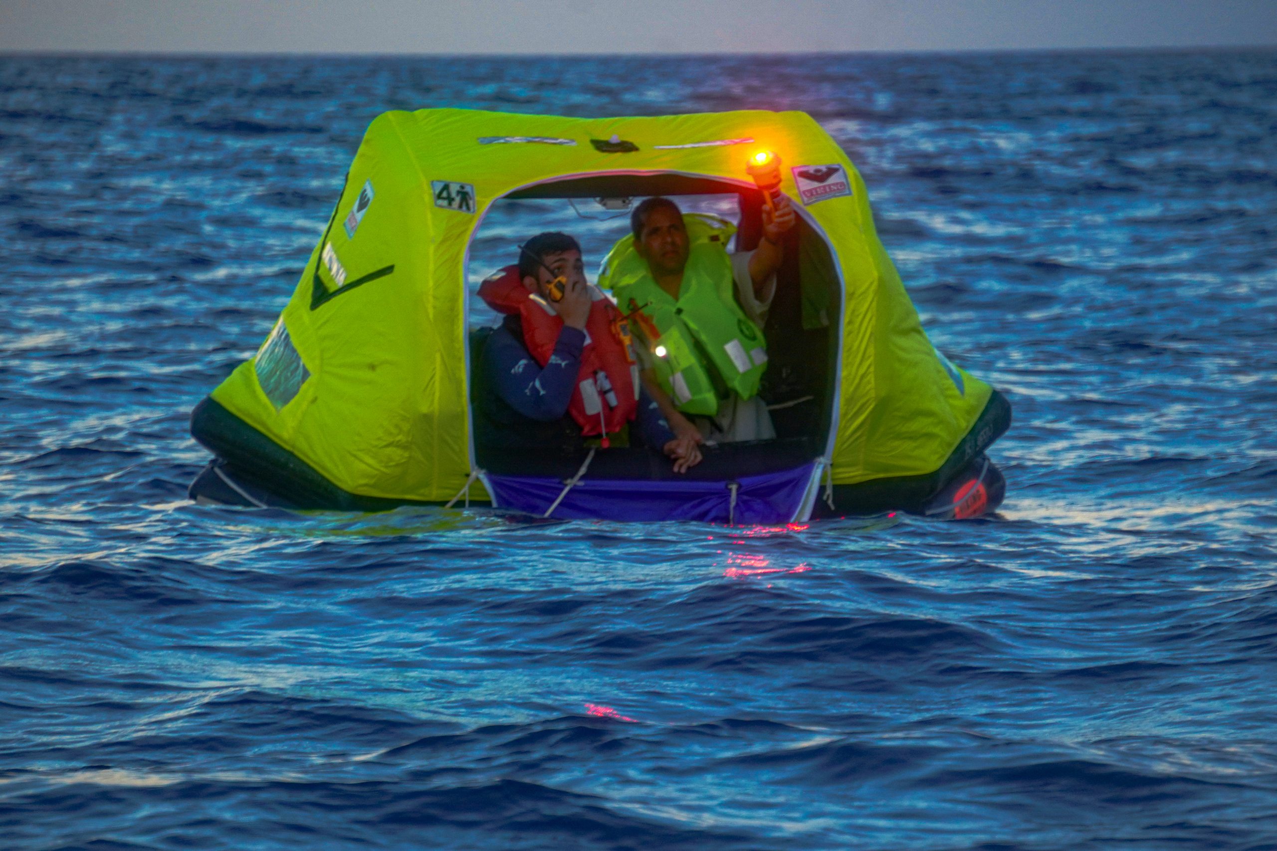 ocean-signal-rescueme-edf2-elektronische-seenotfackel-sos image 5